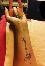 Material de tatuaje de brazo chica brazo negro tatuaje imagen en brazo