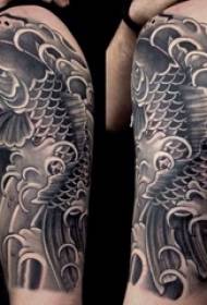 Tattoo pusit na batang lalaki na may itim na kulay-abo na tattoo squid na larawan