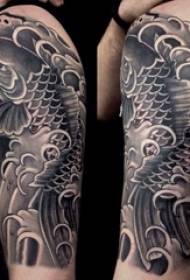 Tattoo inketvis jonge mei swart grize tatoeage inktvis foto