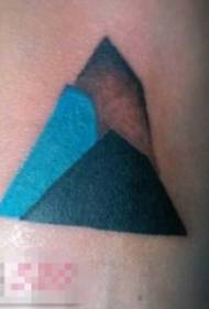 Merginos ranka nutapyta ant minimalistinių linijų kūrybingo geometrinio tatuiruotės paveikslo