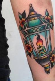 Tatuaj de brat material, brat mascul, floare și imagine de tatuaj lampă