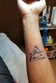 Material de tatuaje de brazo, brazo masculino, imagen de tatuaje de triángulo negro