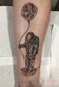 Chłopcy broni na czarnym szkicu Sting Porady Kreatywny obraz tatuażu astronauta