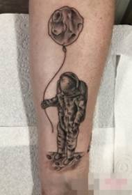 Jongeswapens op swarte sketstingtips Creative Astronaut Tattoo Picture