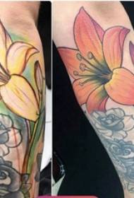 Literatūrinė gėlių tatuiruotė, mergaitės ranka, mažas šviežios literatūrinės tatuiruotės gėlių paveikslėlis