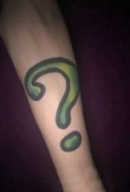 Tatuajeen sinboloa, gizonezko ikaslearen besoa, koloretako galdera markako tatuaje argazkia