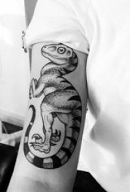Vokietijos dinozaurų tatuiruotės vyriškos lyties atstovės rankos ant juodo dinozaurų tatuiruotės paveikslo