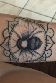 Arms Schoolboy sou Nwa pwen jeometrik Liy ki senp Flè ak Bee foto Tattoo