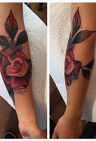 Vrouwelijke arm op kleur plant verf tattoo roos aquarel tattoo foto