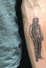 男孩手臂上黑色灰色點刺技能簡單線條字符宇航員紋身圖片