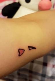 Obraz tatuażu w kształcie serca Obraz tatuażu w kształcie serca na ramieniu dziewczyny