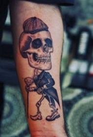 Materiale del tatuaggio del braccio Braccio del ragazzo sull'immagine del tatuaggio teschio nero
