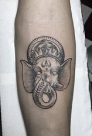 Materiale del tatuaggio del braccio, braccio maschile, foto del tatuaggio dell'elefante nero