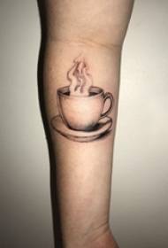 Skolpojkesarm på svartgrå punktprydnadsbild för abstrakt linje tatuering för kaffekopp