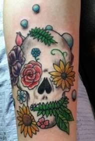 Jongensarmen geschilderd eenvoudige persoonlijkheidslijnen planten bloemen en tattoo-afbeeldingen