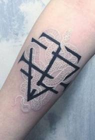 Braccio della ragazza sulla linea nera elemento geometrico linea bianca prepotente drago tatuaggio totem foto