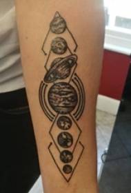 Boys arm op swart prikwenke geometriese eenvoudige lyne planeet tatoeëermerke