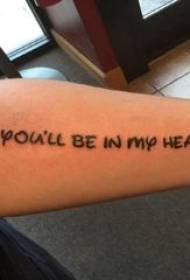 Engelsk tatovering med kort sætning Engelsk mandlig arm på sort engelsk tatovering
