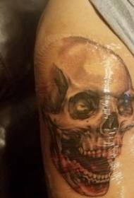tatuaggio del cranio, braccio maschile, foto del tatuaggio tozzo