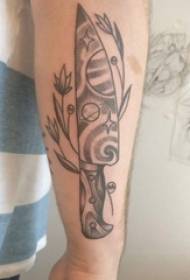 Tatuaggio pugnale europeo e americano, braccio maschile, pianta e pugnale