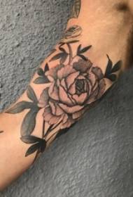Literêre blommetatoeëring, earm fan manlike studint, blomtatoet, prachtige foto
