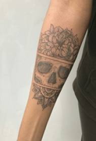 Tatuatge de flor de libèl·lula braç d'escolà a la imatge i tatuatge de la libèl·lula