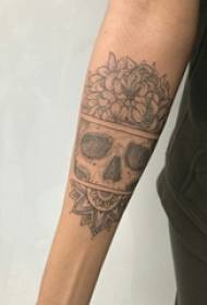Braccio scolaro di libellula modello tatuaggio fiore sull'immagine tatuaggio fiore e libellula