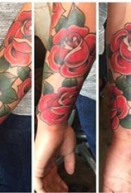 Péinteáil arm na mbuachaillí sceitse uiscedhath bláthanna áille liteartha pictiúir tattoo íogair