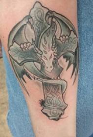 Guttens arm på svartgrå skisse pek torn dominerende kors tatoveringsbilde