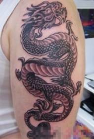 Момчета рамо върху черна скица творческа личност доминираща дракон тотем татуировка картина