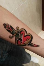 Tatuaż ramienia dziewczyny w kształcie serca, malowany tatuaż serca tatuaż obraz