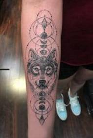 滴血狼头纹身图片 女生手臂上黑色的狼头纹身图片