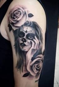 Brazos en líneas abstractas grises en blanco y negro material vegetal espinoso flores y retratos tatuajes