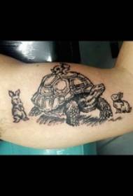 Jongens armen op zwarte geometrische eenvoudige lijnen kleine dieren schildpad en konijn tattoo foto's