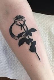 काली बिंदु पर छात्रा की बांह पर सरल रेखा चंद्रमा और पौधे पर गुलाब का टैटू चित्र है