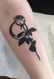 Schoolgirl ogwe aka na nwa isi ogwu dị mfe akara ọnwa na osisi rose tattoo foto