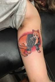 Els braços dels nens van pintar aquarel·la dibuix creatiu de fotos de tatuatges de gats