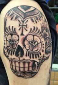Braccio del ragazzo su nero grigio schizzo punto spina immagine creativa creativa bellissimo tatuaggio teschio modello