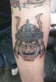 O braço do menino tatuagem samurai na foto de tatuagem de guerreiro preto