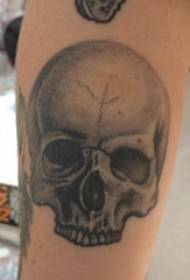 tatuaggio teschio, cenere nera, immagine del tatuaggio sul braccio del ragazzo