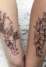 Braccio dell'amica su nero grigio punto spina semplice linea pianta fiore e gatto tatuaggio immagine