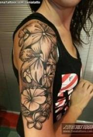 女生手臂上黑色素描创意花朵花臂纹身图片