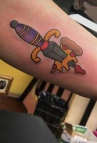 Le braccia dei ragazzi hanno dipinto pugnali geometrici di linea semplice e immagini di tatuaggi di cibo