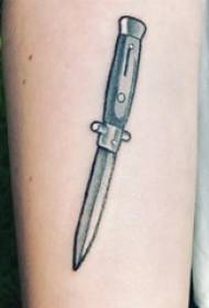 Drengens arm på sortgrå punkt torn geometrisk enkel linje dolk tatovering billede