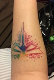 Schoolboy armgeverfde waterverf spat ink geometriese element tattoo foto