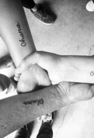 Braccio dell'amica sulle linee astratte nere immagine inglese del tatuaggio di parola