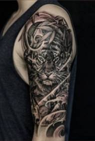 Anak laki-laki lengan pada gambar tato harimau hewan hitam dan putih menyengat tampan