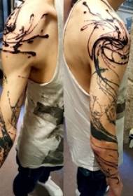 Schoolboy arm op swart prik abstrakte lyn ink tattoo foto