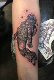 Jongens armen op zwart grijs schets Sting Tips Astronaut Tattoo foto