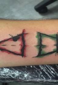 Figura de tatuaje de triángulo brazo masculino en imagen de tatuaje de triángulo de color